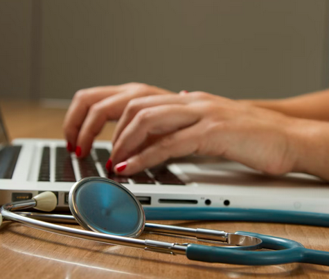 Médico trabajando